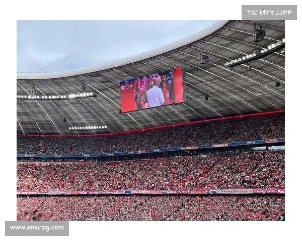 澳网中心球场：观众雨中撑伞观战，球员奋战至深夜